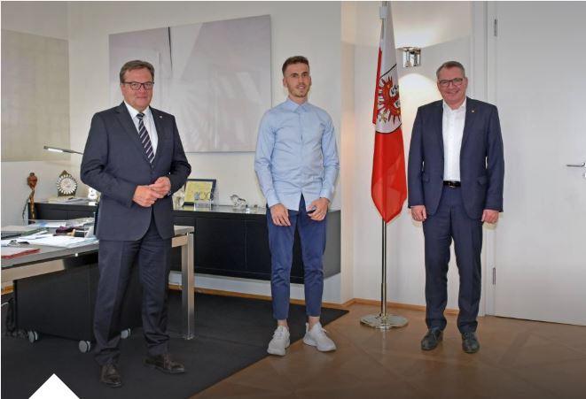 Landeshauptmann Günther Platter, MCI-Student Dominique Nussbaum, stellvertretend für seine Studierendengruppe, Landesrat Johannes Tratter. Foto: Land Tirol/Brandhuber